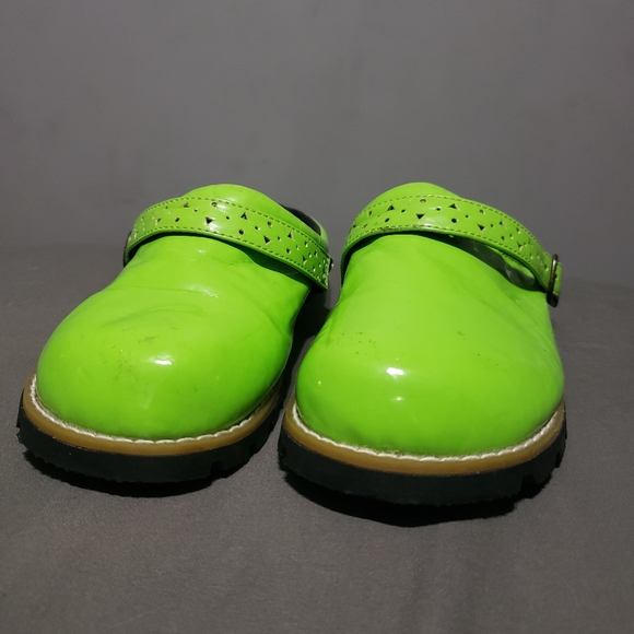 L'Amour lime green clogs with buckle accent kids size 3 - Picture 3 of 11